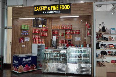 Üst markette sıra sıra Pringles çerezleri. Kellog Şirketi 'ne ait olan Pringles, bir patates cipsi markasıdır. Türlü patates cipsi markası PRINGLES. Seçici odaklanma. Goa Hindistan - Mayıs 2021