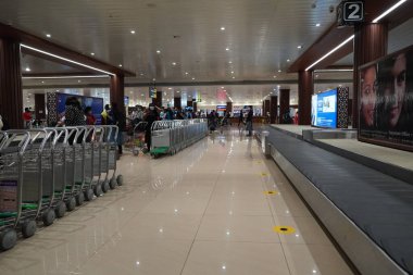 Havaalanı terminalindeki bagaj taşıma bandındaki bavullar ya da bavullar. Seçici odaklanma. Havaalanındaki bir bavul. Birçok bagaj vagonu görülebilir durumda. - Kochi Hindistan Mayıs 2021