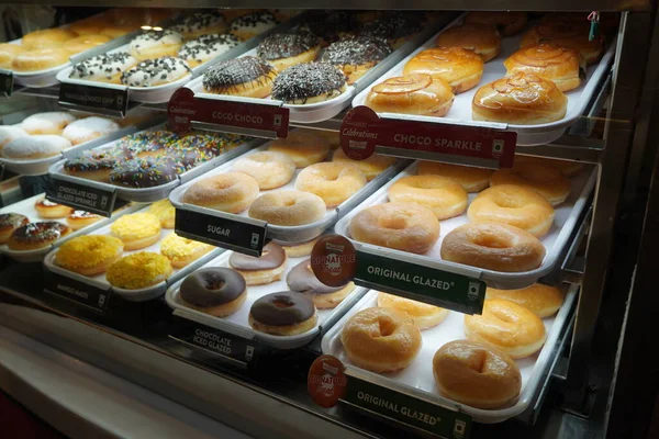 유약을 도넛이든 맛있는 과자류를 계산대에 놓았다 선반에 진열장에 토핑된 2021 — 스톡 사진