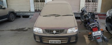 Araba boyası ve araba camı yüzeyinde kir ve araba bakımı kavramı olan bir araba. Son derece kirli bir araba. Kirli araba tarafı. Tasarım elementi. Udaipur Hindistan Mayıs 2022