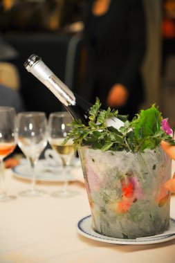 buzdan yapılmış şampanya kovası