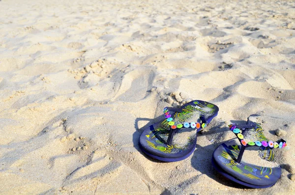 Tofflor på stranden — Stockfoto