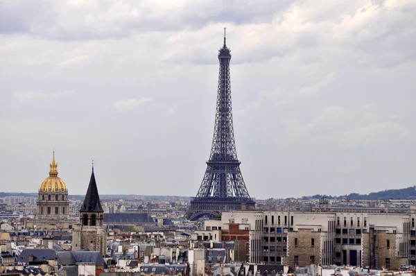 Parijse skyline op een bewolkte dag — Stockfoto