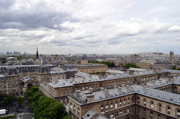 Skyline parisino en un día nublado — Foto de Stock