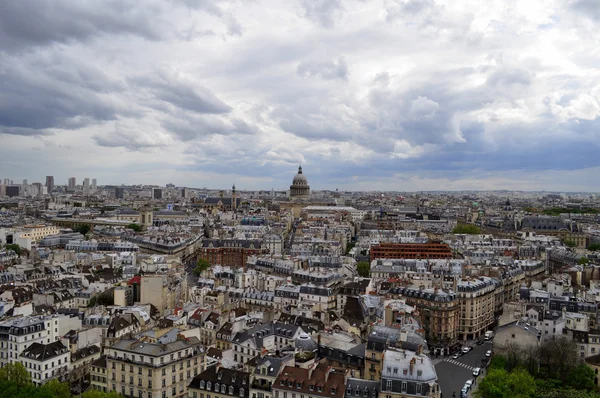 Skyline parisiense em um dia nublado — Fotografia de Stock