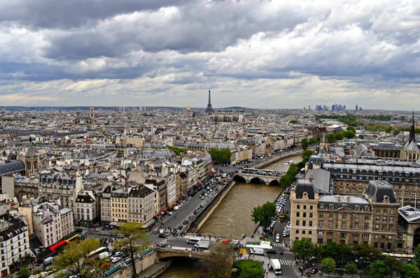 Skyline parisiense em um dia nublado — Fotografia de Stock