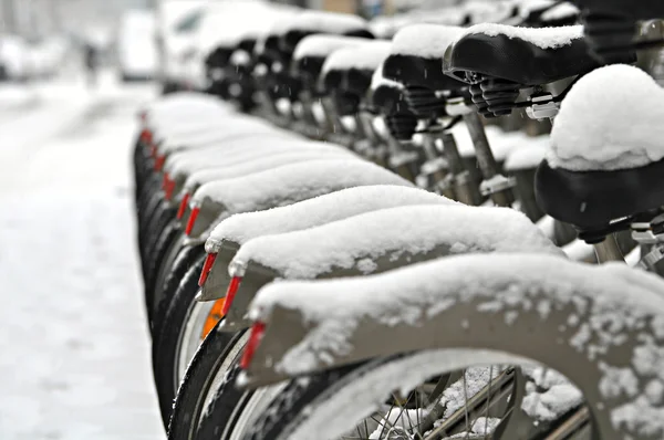 Bicicletas en nieve Fotos de stock