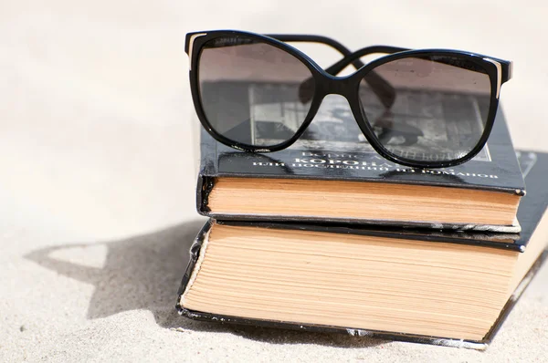 Books on a beach — Stock Photo, Image
