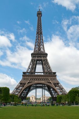 güneşli bir gün Paris
