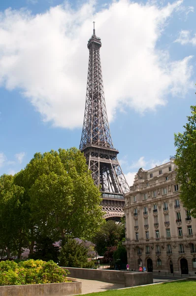 Солнечный день в Париже — стоковое фото