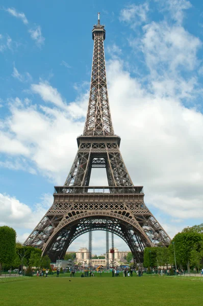 güneşli bir gün Paris