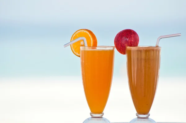 在海滩上的两个新鲜果汁 — 图库照片