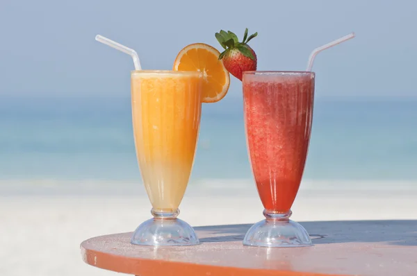 在海滩上的两个果汁 — 图库照片