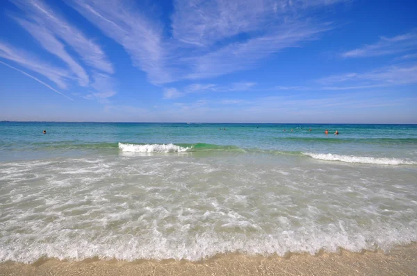 Prachtige zand strand en blauwe zee op een heldere zonnige zomerdag — Stockfoto