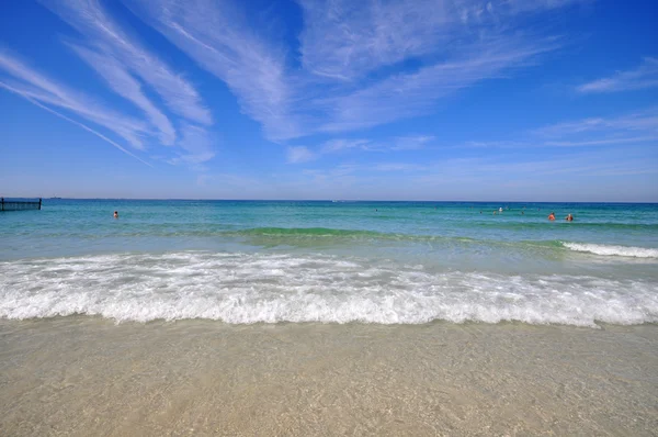 Prachtige zand strand en blauwe zee op een heldere zonnige zomerdag — Stockfoto