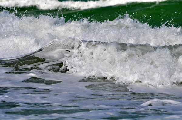 Mousse de mer blanche sur une plage — Photo