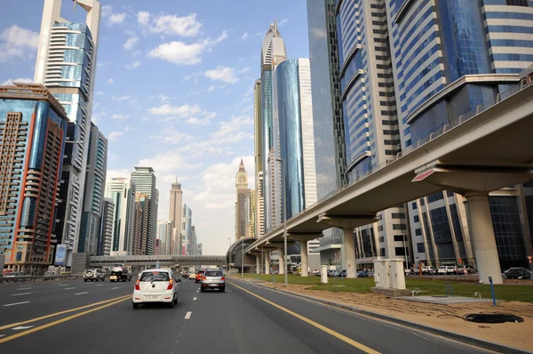Vista dei grattacieli e della metropolitana di Dubai lungo Sheikh Zayed Road — Foto Stock