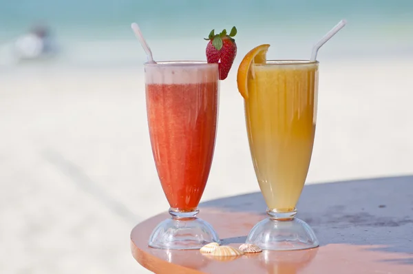 在海滩上的两种果汁 — 图库照片