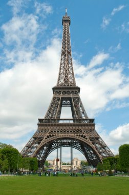 paris parlak güneşli bir günde