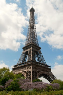 paris parlak güneşli bir günde