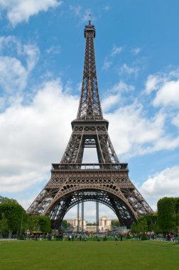 paris parlak güneşli bir günde
