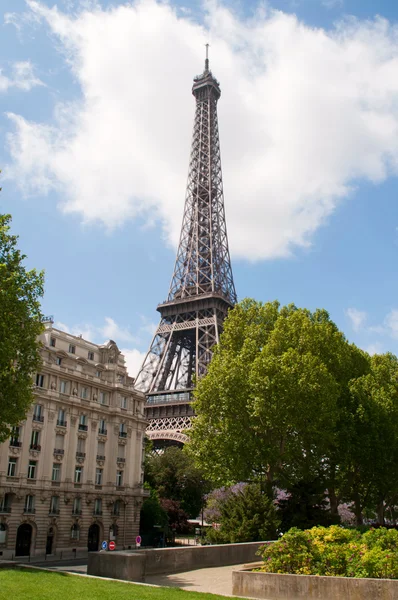 Paris parlak güneşli bir günde — Stok fotoğraf