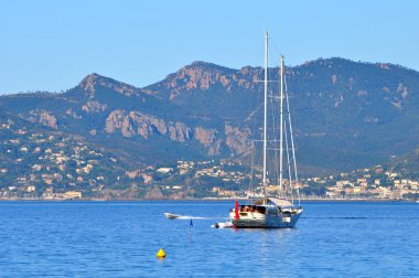 parlak mavi deniz üzerinde güzel yatlar