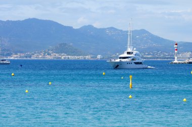 parlak mavi deniz üzerinde güzel yatlar