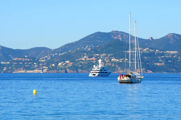 Mooie jachten op een schitterende blauwe zee — Stockfoto