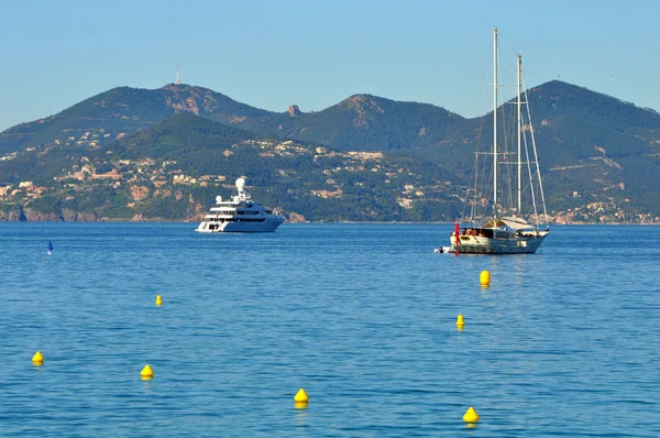 Hermosos yates en un mar azul brillante —  Fotos de Stock