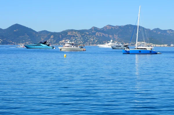 輝く青い海の美しいヨット — ストック写真