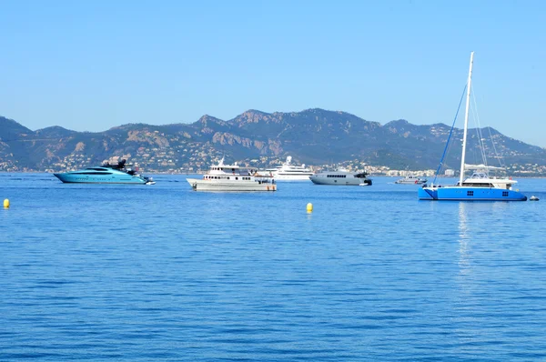 Hermosos yates en un mar azul brillante — Foto de Stock