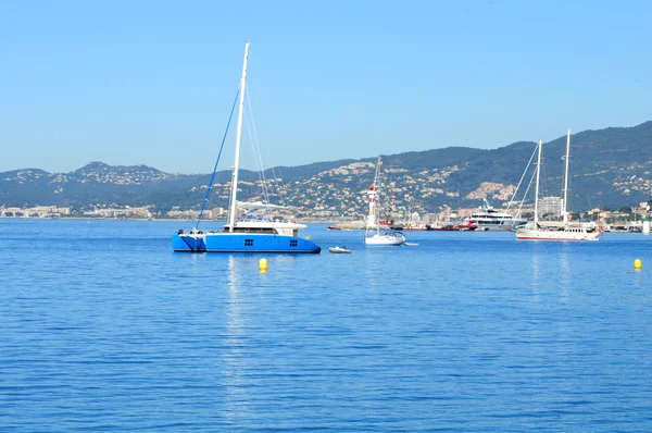 輝く青い海の美しいヨット — ストック写真