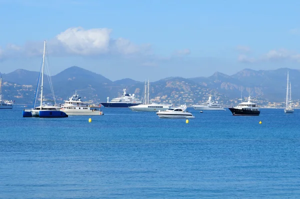 Beautiful yachts on a sparkling blue sea — Stock Photo, Image