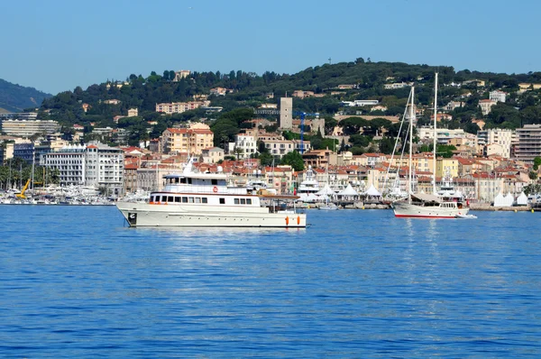 Parlak mavi deniz üzerinde güzel yatlar — Stok fotoğraf