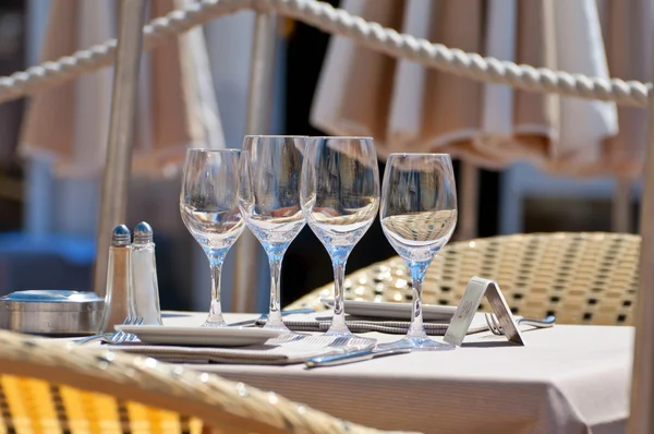 Hermosa mesa en un restaurante al aire libre —  Fotos de Stock