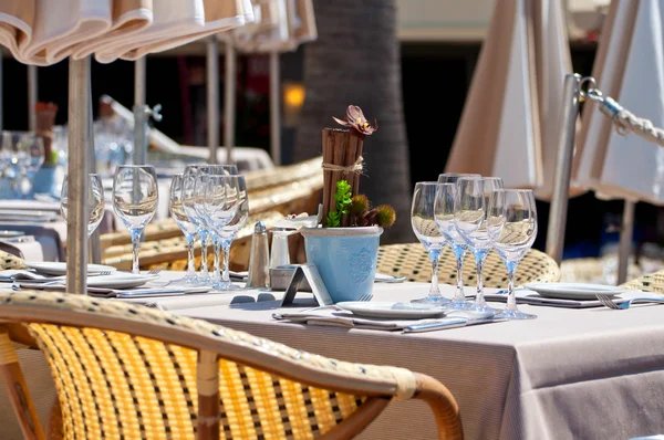 Bir açık hava restoranı güzel Tablo ayarı — Stok fotoğraf