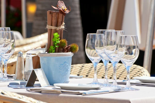 Beautiful table setting in an outdoor restaurant — Stock Photo, Image