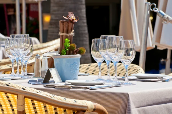 Beautiful table setting in an outdoor restaurant — Stock Photo, Image