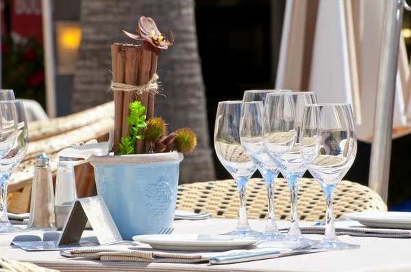 Красивая сервировка стола в ресторане на открытом воздухе — стоковое фото