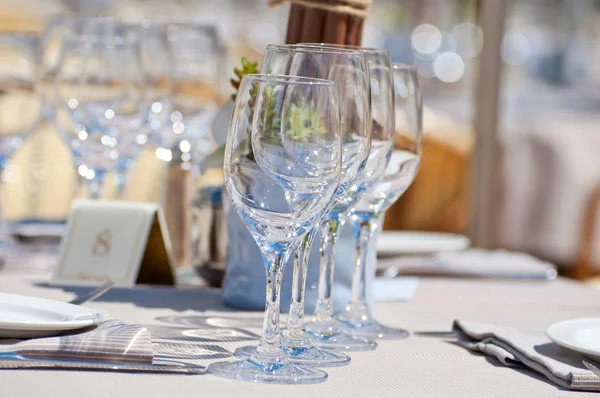 Hermosa mesa en un restaurante al aire libre —  Fotos de Stock