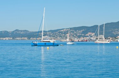 Cannes, Fransa bir parlak mavi deniz üzerinde güzel yatlar