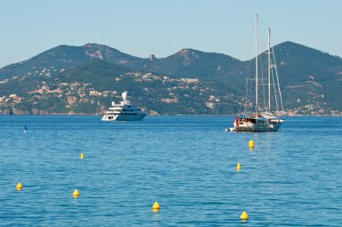 Cannes, Fransa bir parlak mavi deniz üzerinde güzel yatlar