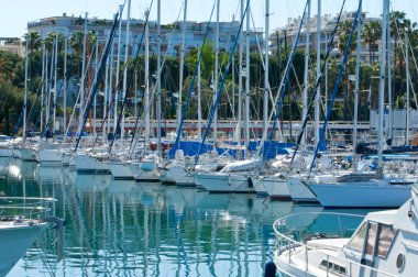Cannes, Fransa bir parlak mavi deniz üzerinde güzel yatlar