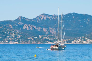 Cannes, Fransa bir parlak mavi deniz üzerinde güzel yatlar
