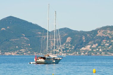 Cannes, Fransa bir parlak mavi deniz üzerinde güzel yatlar