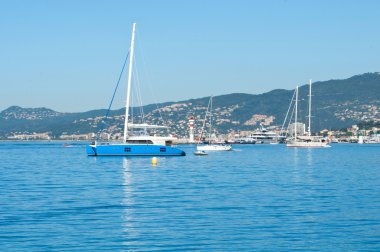Cannes, Fransa bir parlak mavi deniz üzerinde güzel yatlar