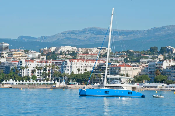 Hermosos yates en un mar azul brillante en Cannes, Francia —  Fotos de Stock