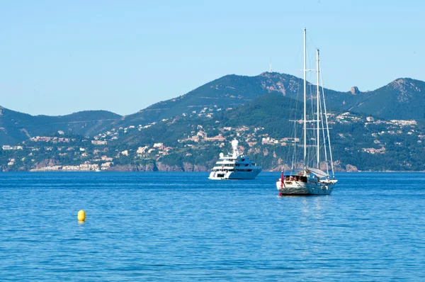 Hermosos yates en un mar azul brillante en Cannes, Francia —  Fotos de Stock