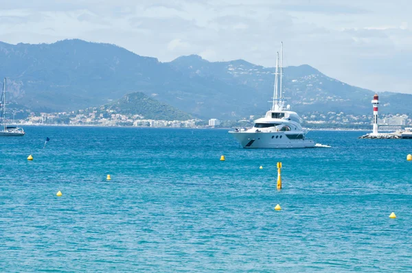 Gyönyörű jachtok a csillogó kék tenger, Cannes, Franciaország — Stock Fotó